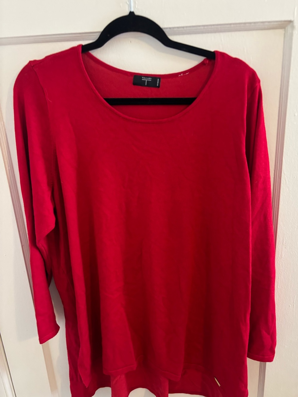 Tahari Women's Long Sleeve Scoop Neck Top in Vibrant Red